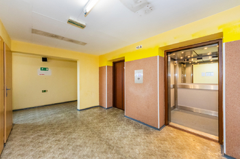 13. Dva výtahy na patře - Pronájem bytu 2+kk v osobním vlastnictví 39 m², Praha 4 - Krč