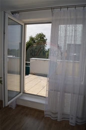 vstup na terasu - Pronájem bytu 1+kk v osobním vlastnictví 64 m², Praha 9 - Vinoř