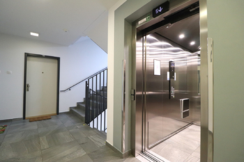 Chodba domu - Pronájem bytu 3+kk v osobním vlastnictví 74 m², Praha 9 - Vysočany