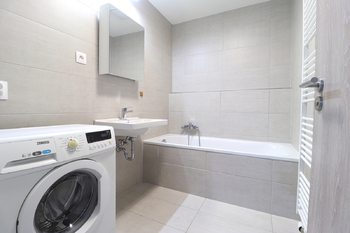 Koupelna - Pronájem bytu 3+kk v osobním vlastnictví 74 m², Praha 9 - Vysočany