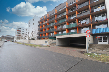 Vjezd do garáže - Pronájem bytu 3+kk v osobním vlastnictví 74 m², Praha 9 - Vysočany