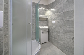 koupelna - Pronájem bytu 1+1 v osobním vlastnictví 41 m², Mladá Boleslav