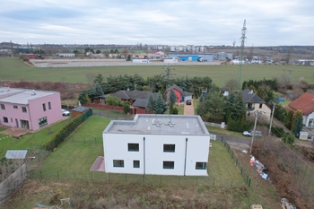pohled na dům - Prodej bytu 5+kk v osobním vlastnictví 160 m², Statenice