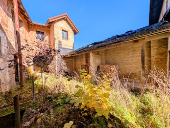 dvorek ... - Prodej domu 430 m², Česká Bělá
