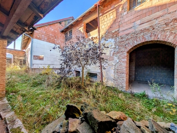 dvorek ... - Prodej domu 430 m², Česká Bělá