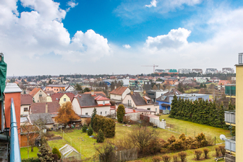 Výhled do klidné zástavby - Prodej bytu 2+kk v osobním vlastnictví 62 m², Praha 10 - Štěrboholy