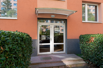Vchod do domu - Prodej bytu 3+1 v osobním vlastnictví 62 m², Praha 4 - Háje