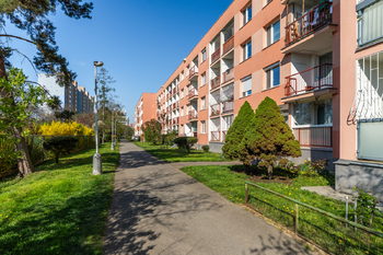 Pohled na dům - Prodej bytu 3+1 v osobním vlastnictví 62 m², Praha 4 - Háje 