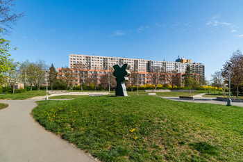 Okolí domu - Prodej bytu 3+1 v osobním vlastnictví 62 m², Praha 4 - Háje