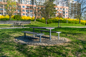 Okolí domu - Prodej bytu 3+1 v osobním vlastnictví 62 m², Praha 4 - Háje
