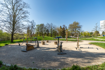 Okolí domu - Prodej bytu 3+1 v osobním vlastnictví 62 m², Praha 4 - Háje