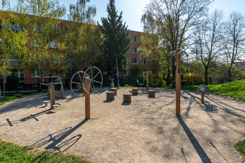 Okolí domu - Prodej bytu 3+1 v osobním vlastnictví 62 m², Praha 4 - Háje