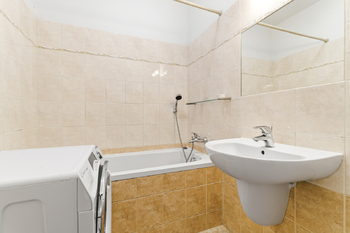 Koupelna - Prodej bytu 3+1 v osobním vlastnictví 62 m², Praha 4 - Háje