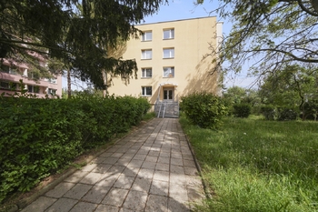 pohled na bytový dům foto 2 - Prodej bytu 2+1 v osobním vlastnictví 60 m², Brno