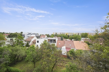 výhled z kuchyně - Prodej bytu 2+1 v osobním vlastnictví 60 m², Brno