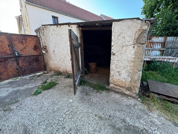 chlívek u vjezdu - Prodej domu 70 m², Blšany