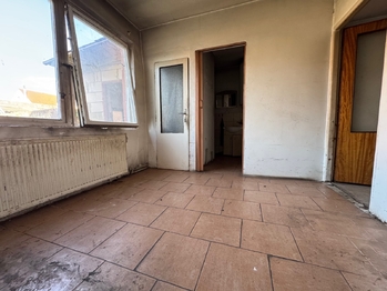 chodba se vstupem na WC a koupelnu - Prodej domu 70 m², Blšany