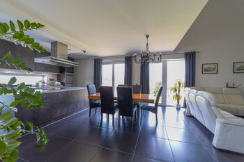 pohled z chodby do obytné zóny 1.NP - Prodej domu 295 m², Mistřice