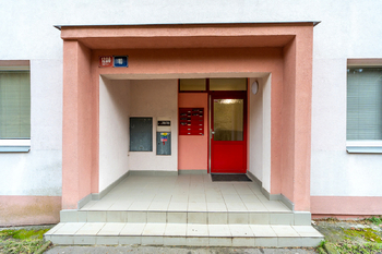 Vchod do domu - Pronájem bytu 2+kk v osobním vlastnictví 40 m², Ústí nad Labem