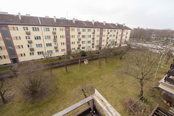 Výhled na zahradu - Prodej bytu 3+1 v osobním vlastnictví 85 m², Praha 10 - Strašnice