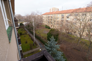 Výhled na příchod k domu - Prodej bytu 3+1 v osobním vlastnictví 85 m², Praha 10 - Strašnice