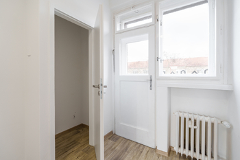 Kuchyně - komora - Prodej bytu 3+1 v osobním vlastnictví 85 m², Praha 10 - Strašnice