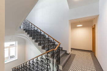 Společná chodba domu - Pronájem bytu 2+1 v osobním vlastnictví 53 m², Praha 8 - Karlín