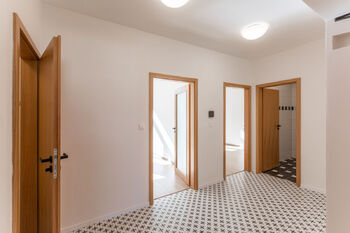 Spojovací chodba bytu - Pronájem bytu 2+1 v osobním vlastnictví 53 m², Praha 8 - Karlín