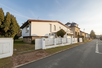 čelní pohled na dům - Prodej domu 355 m², Praha 4 - Kunratice