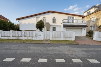 čelní pohled - Prodej domu 355 m², Praha 4 - Kunratice