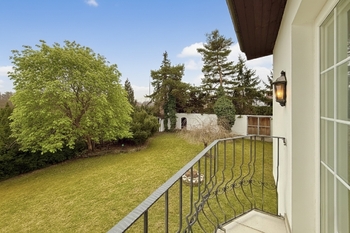 pohled za balkonu - Prodej domu 355 m², Praha 4 - Kunratice