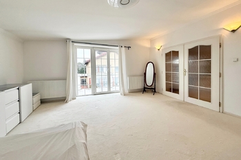 ložnice vstup do koupelny - Prodej domu 355 m², Praha 4 - Kunratice