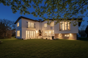 večerní pohled - Prodej domu 355 m², Praha 4 - Kunratice