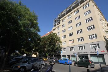pohled na dům - Pronájem bytu 1+kk v osobním vlastnictví 32 m², Praha 7 - Holešovice