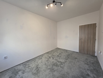 pokoj 1 - Prodej bytu 2+kk v osobním vlastnictví 43 m², Děčín