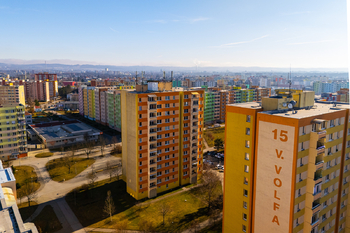 Pohled na dům - Prodej bytu 3+1 v osobním vlastnictví 78 m², České Budějovice