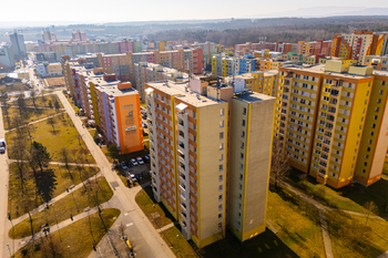 Pohled na dům - Prodej bytu 3+1 v osobním vlastnictví 78 m², České Budějovice