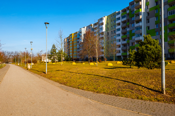 Prostor před domem - Prodej bytu 3+1 v osobním vlastnictví 78 m², České Budějovice