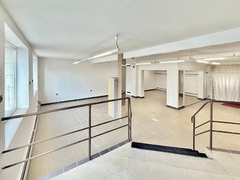 Pronájem obchodních prostor 279 m², Benešov