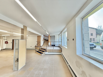 Pronájem obchodních prostor 279 m², Benešov