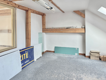 Pronájem obchodních prostor 279 m², Benešov