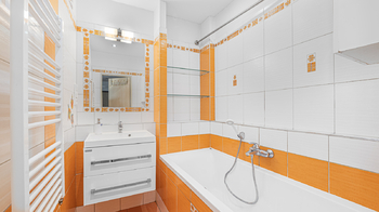 Koupelna s vanou - Pronájem bytu 3+kk v osobním vlastnictví 80 m², Praha 6 - Ruzyně