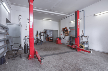 Prodej výrobních prostor 2224 m², Okříšky