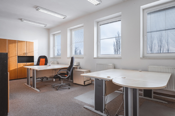 Prodej výrobních prostor 2224 m², Okříšky