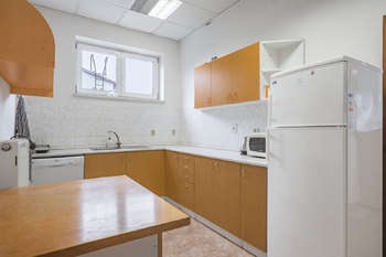 Prodej výrobních prostor 2224 m², Okříšky