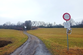 po téhle cestě je dálnice D5 - Prodej pozemku 714 m², Žebrák