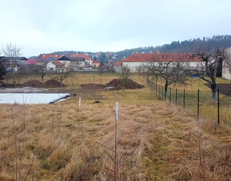 Někde tam na horizontu je hrad Točník. - Prodej pozemku 714 m², Žebrák