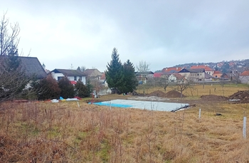 Soused už má hotovou základovou desku. - Prodej pozemku 714 m², Žebrák