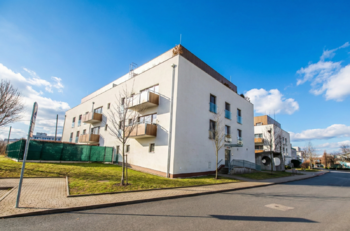 Pohled na dům - Pronájem bytu 1+kk v osobním vlastnictví 31 m², Praha 9 - Letňany