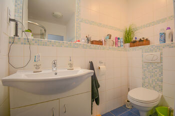 koupelna - Prodej bytu 1+1 v osobním vlastnictví 34 m², Hradec Králové